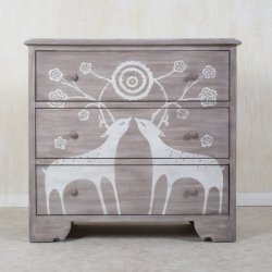 Шифоньер с рисунком в винтажном стиле